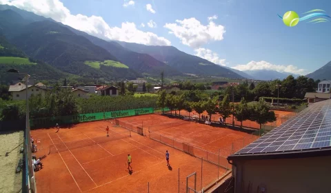 das tenniscamp naturns aus der luft