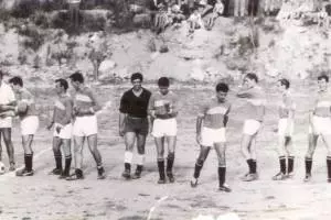 Begrüßung der Mannschaften vor einem Spiel im fernen Jahr 1968 auf dem Naturnser Sportplatz (Christa