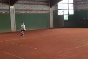 Elia beim Einzel in der Tennishalle