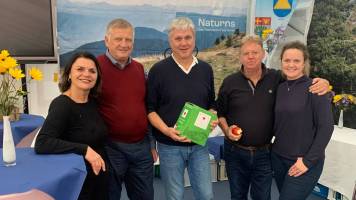 Astrid, Norbert, Manni und Andreas erhielten Unterstützung beim Aufbau des Naturns-Standes von Kabin